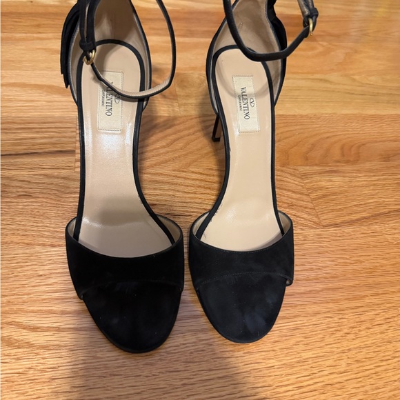 Valentino Garavani Bow Heels - Picture 2 of 6